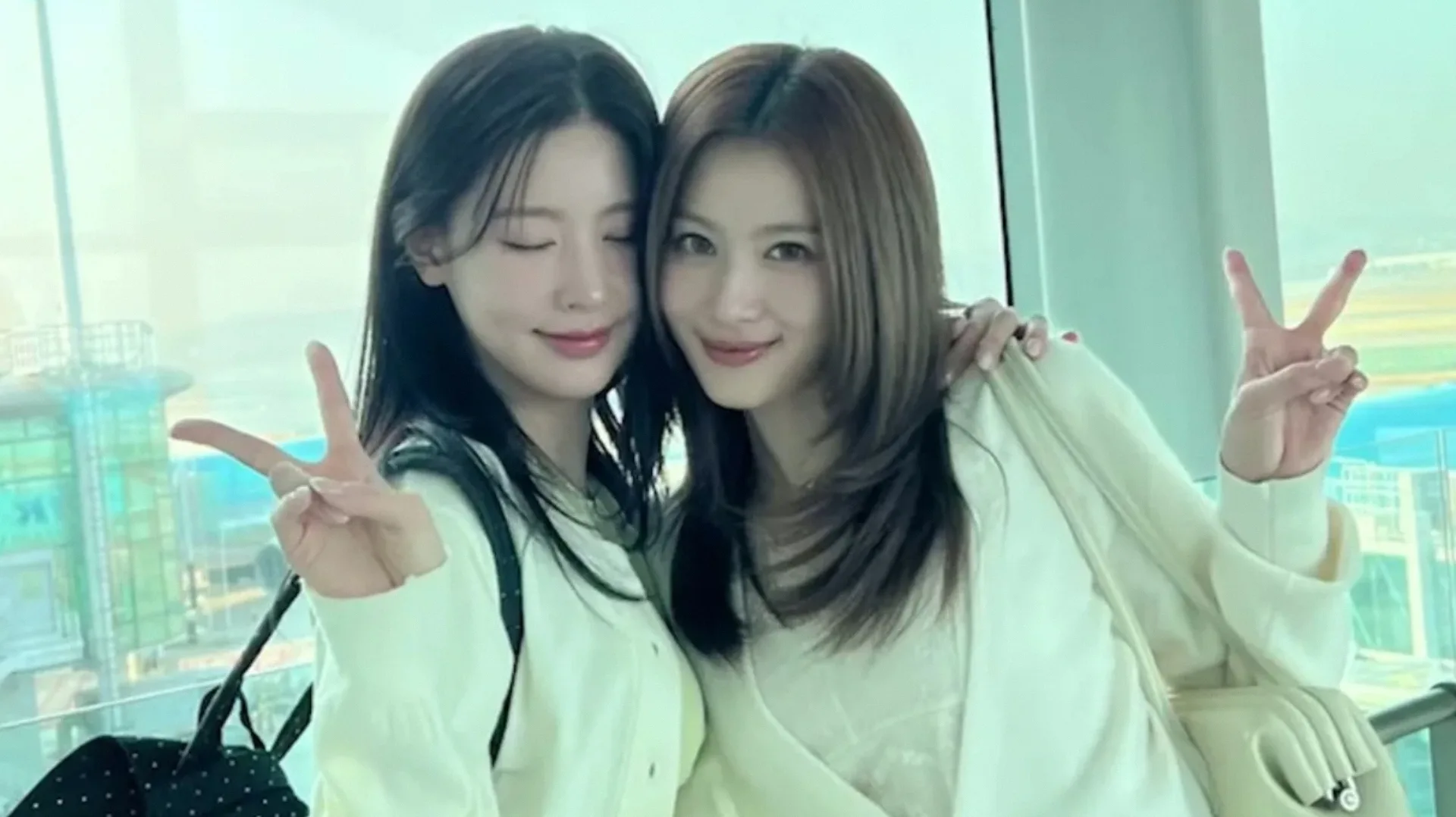 SANA y MIYEON recrean la escena del beso del k-drama "Secret Garden"